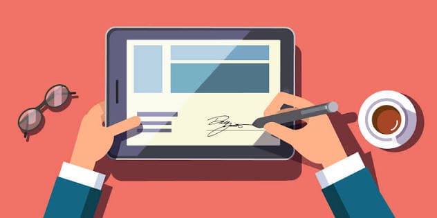 Nhân viên kế toán nộp thuế điện tử trên máy tính